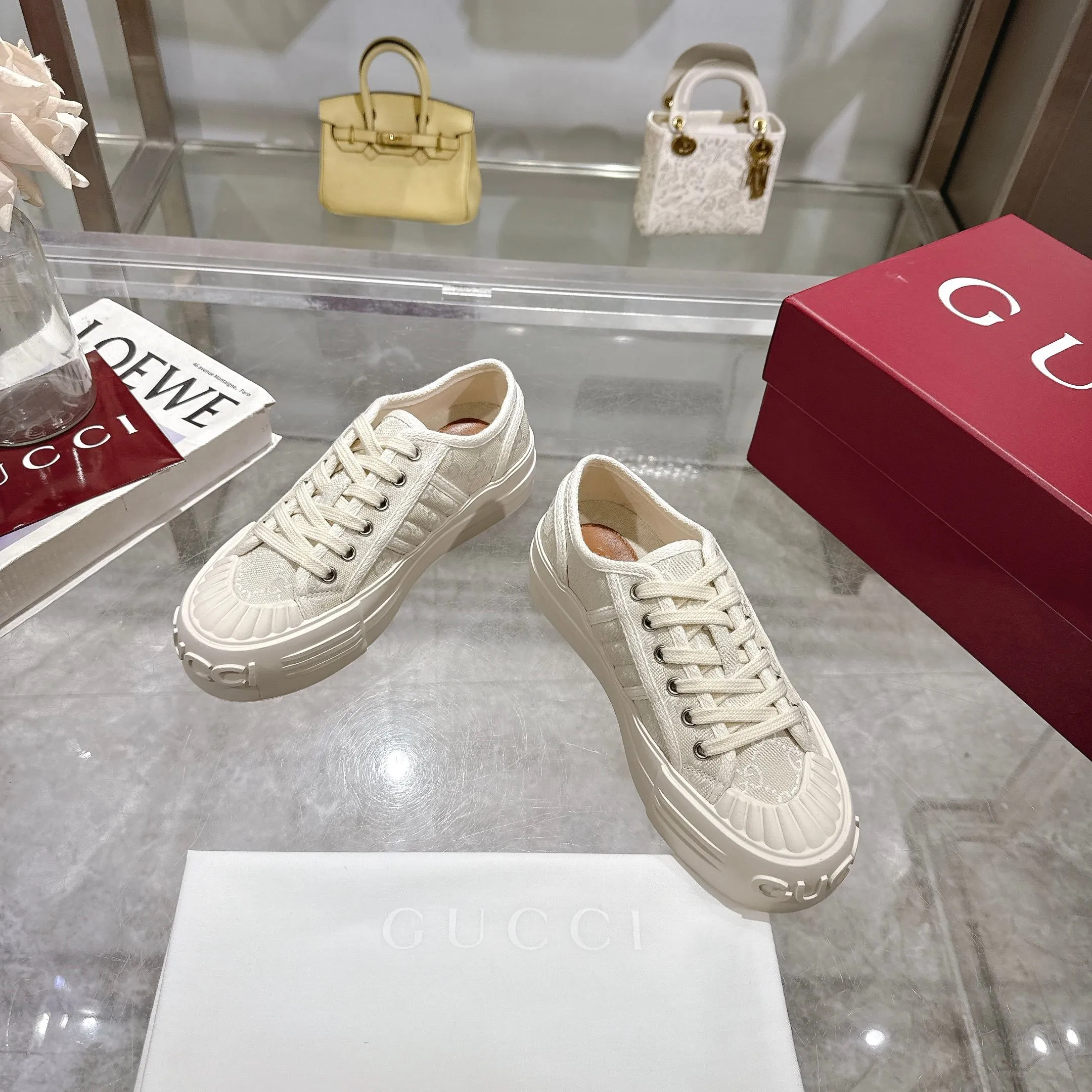 👟👟Ex-factory price 480👟👟 Crafted with iconic GG canvas❤, it cleverly combines spot design and modern aesthetics💋. The bold and avant-garde gallery shape is paired with "Gucci printed embossed rubber sole🌹, creating a dazzling item with full personality👏 and comfortable to wear." The original 1:1 molded sole looks like Huawei's chrysanthemum LOGO at first glance. 👍It is not on the same level as the high-protruding fake soles on the market👏✔️Full set packaging, size 35-4,